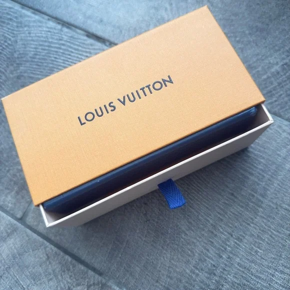 Louis Vuitton Black Sunglasses with Gold Accents - Picture 6 of 9